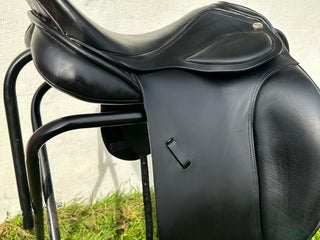 Sadlar hästutrustning till salu: Bred dressyrsadel i Helsingborg - Annons 1