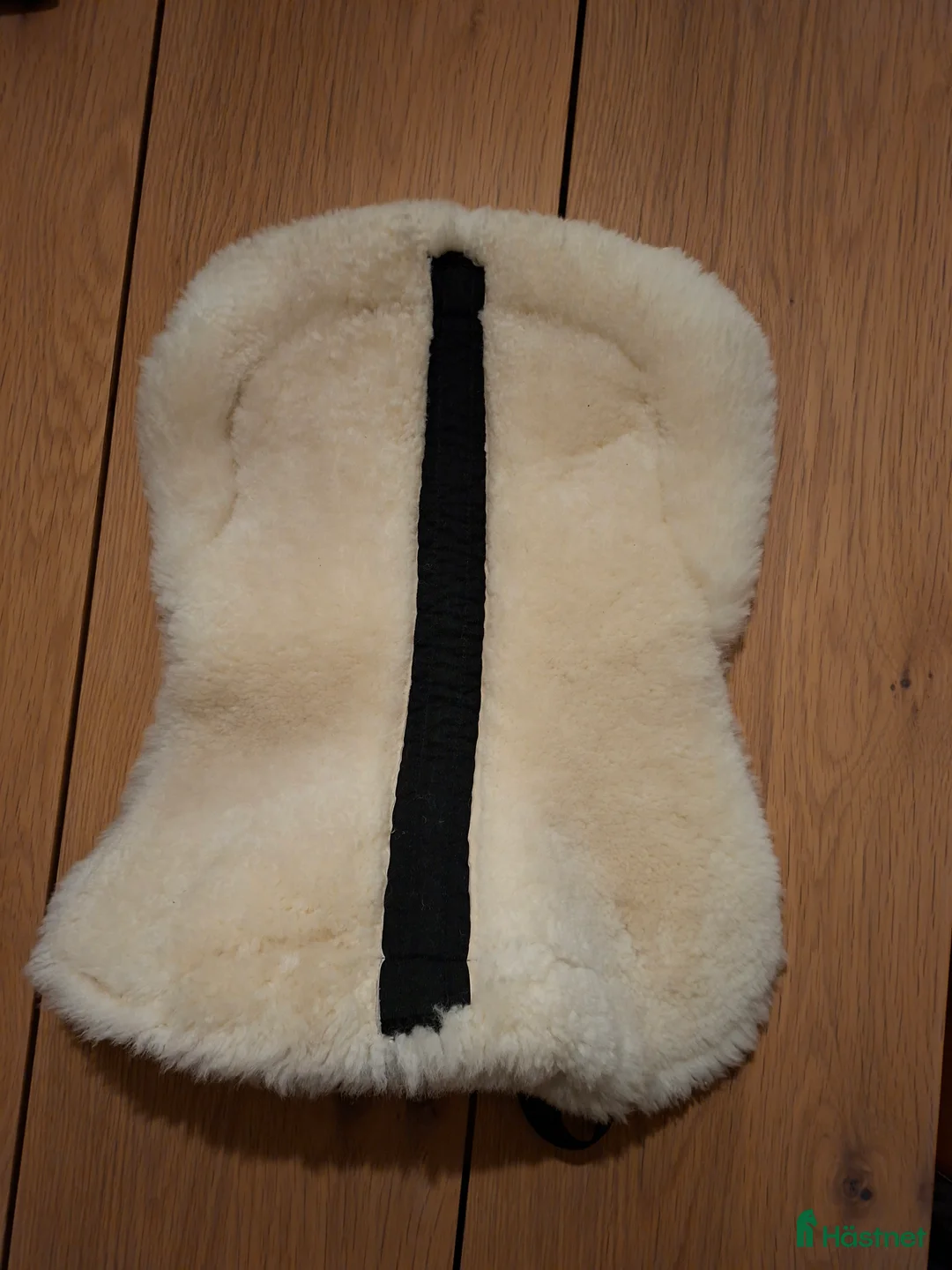 Schabrak & Vojlockar hästutrustning till salu: Fårskinnspadd i Örebro - Annons 3