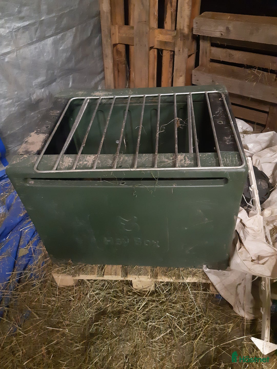 Stallinredning, stängsel & gård övrig utrustning till salu: Hölåda med slowfeed galler i Sollebrunn - Annons 1