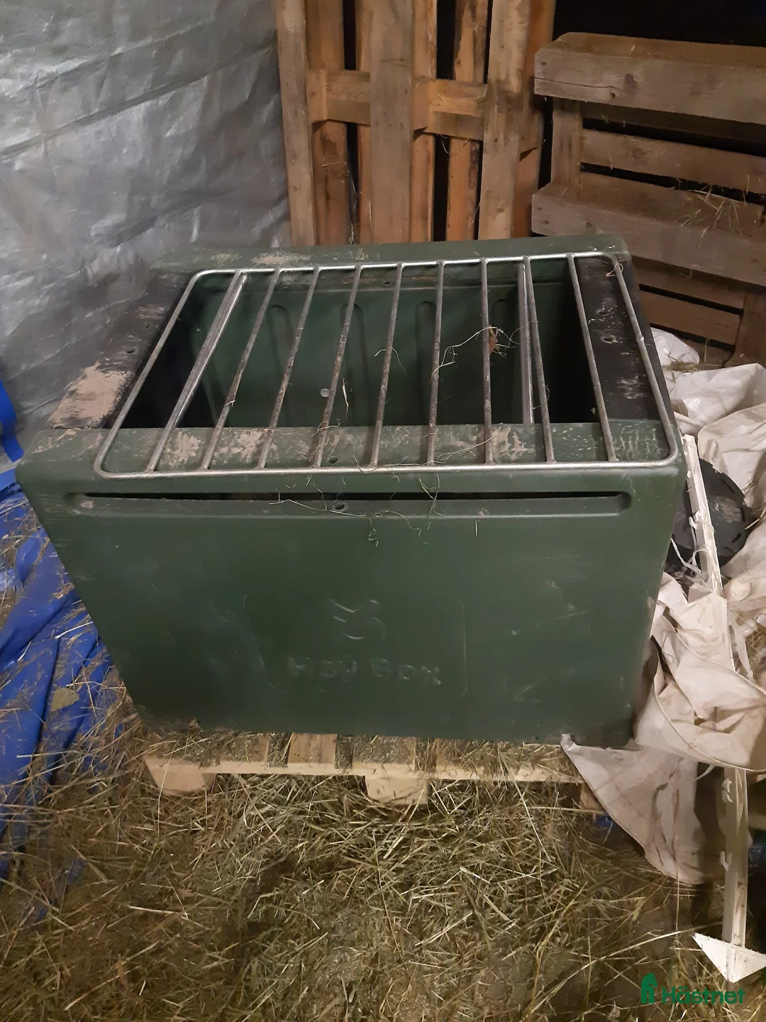 Stallinredning, stängsel & gård övrig utrustning till salu: Hölåda med slowfeed galler i Sollebrunn - Annons 1