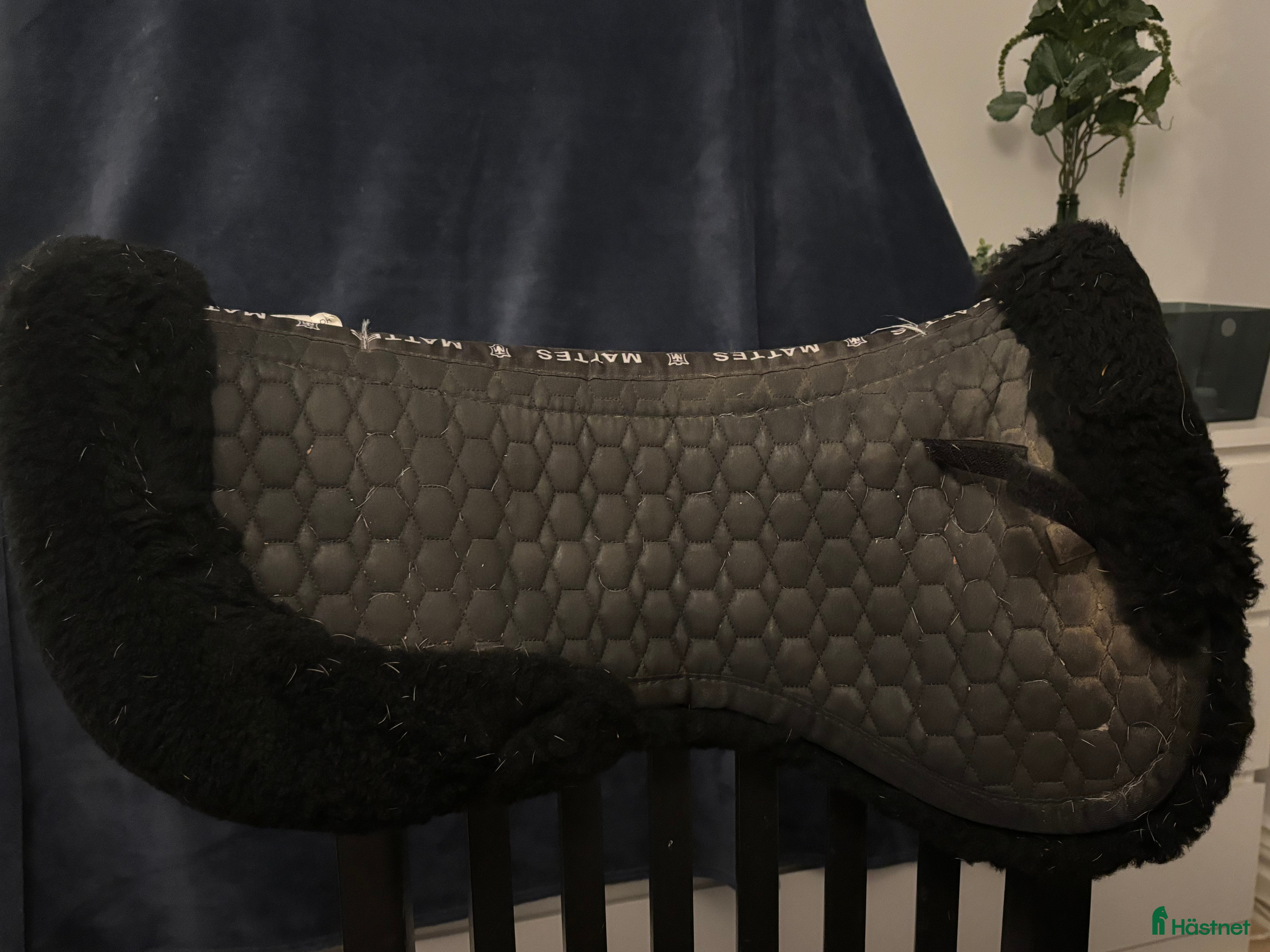 Sadeltillbehör hästutrustning till salu: Svart fårskinnspadd hopp i Östersund - Annons 18