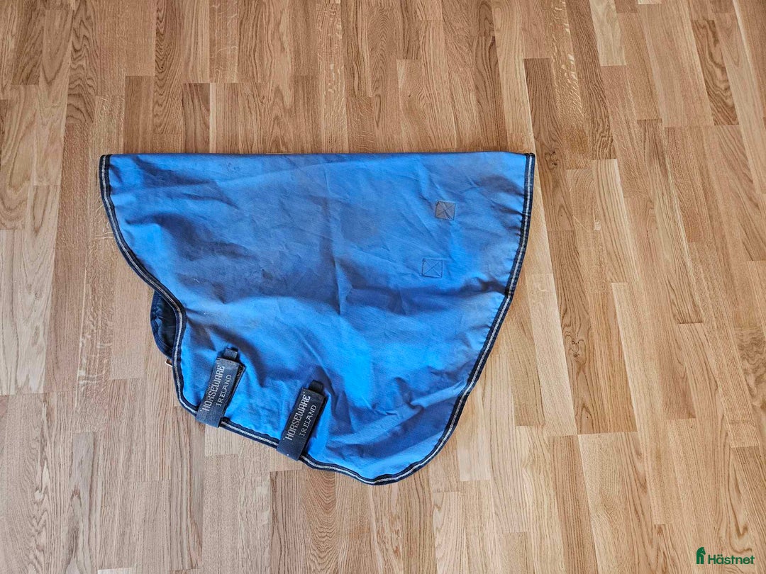 Täcken hästutrustning till salu: Halstäcke i Karlsborg - Annons 1