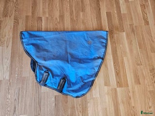 Täcken hästutrustning till salu: Halstäcke i Karlsborg - Annons 1