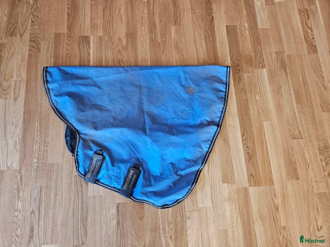 Täcken hästutrustning till salu: Halstäcke i Karlsborg - Annons 1