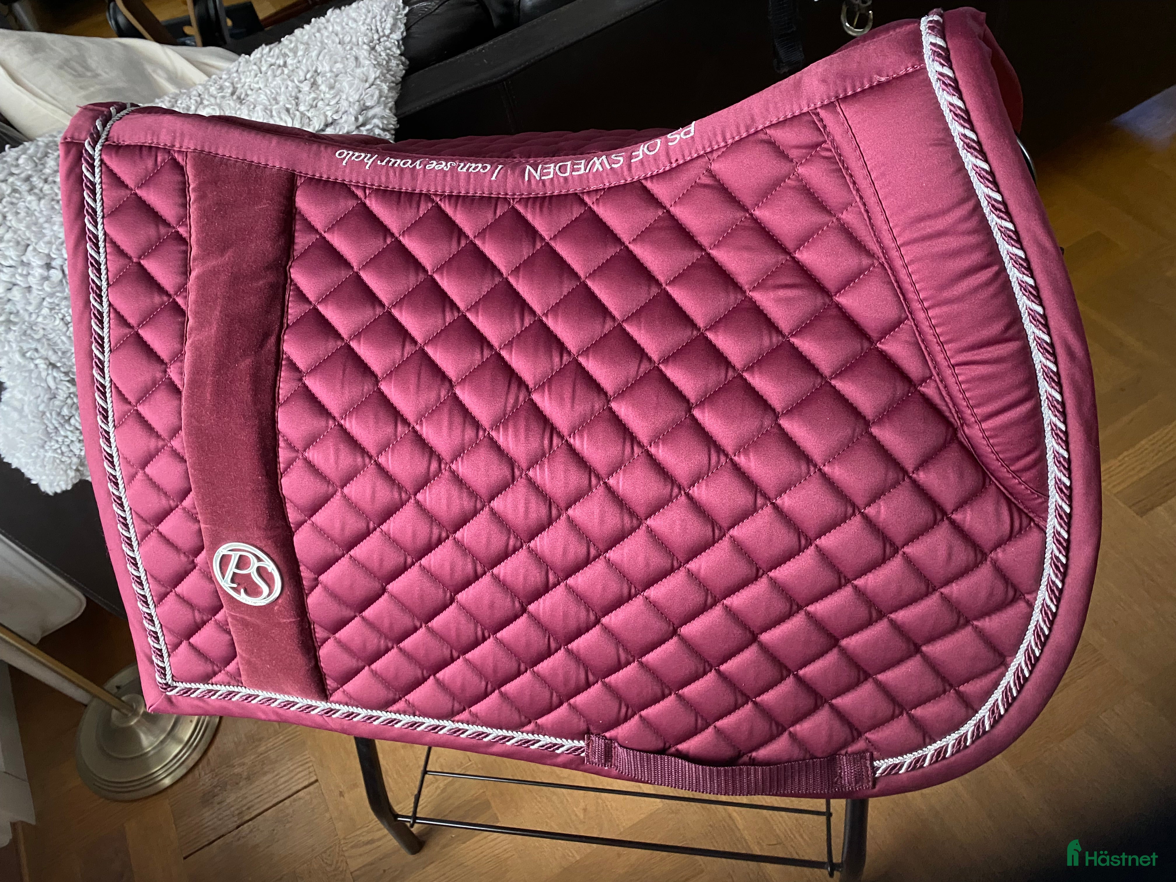 Schabrak & Vojlockar hästutrustning PS of Sweden vinrött schabrak i Uppsala - Annons 1