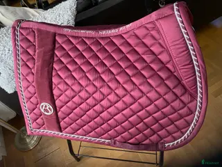 Schabrak & Vojlockar hästutrustning PS of Sweden vinrött schabrak i Uppsala - Annons 1