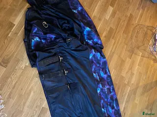 Täcken hästutrustning till salu: Flugtäcke med med hals och regnskydd i Nykvarn - Annons 1