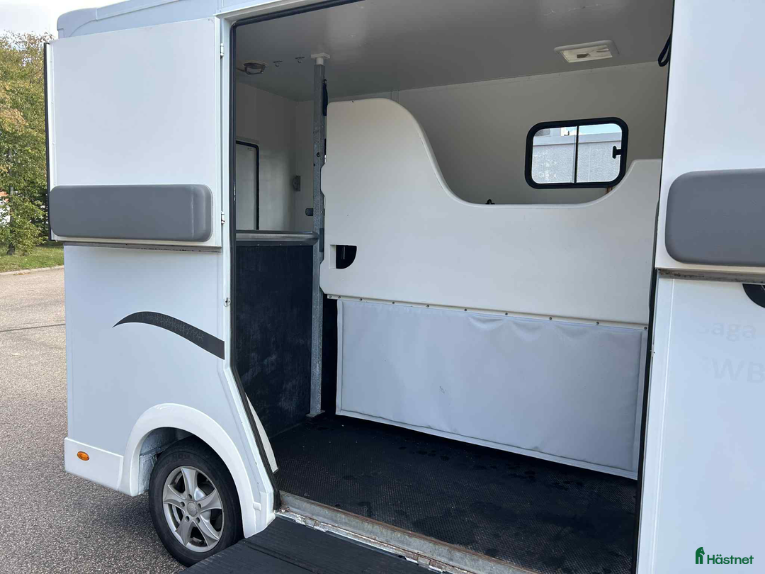 Hästlastbilar  fordon & transport till salu: Nuyts Hästlastbil 5 säten V-galler Låga mil!  i Köping - Annons 5