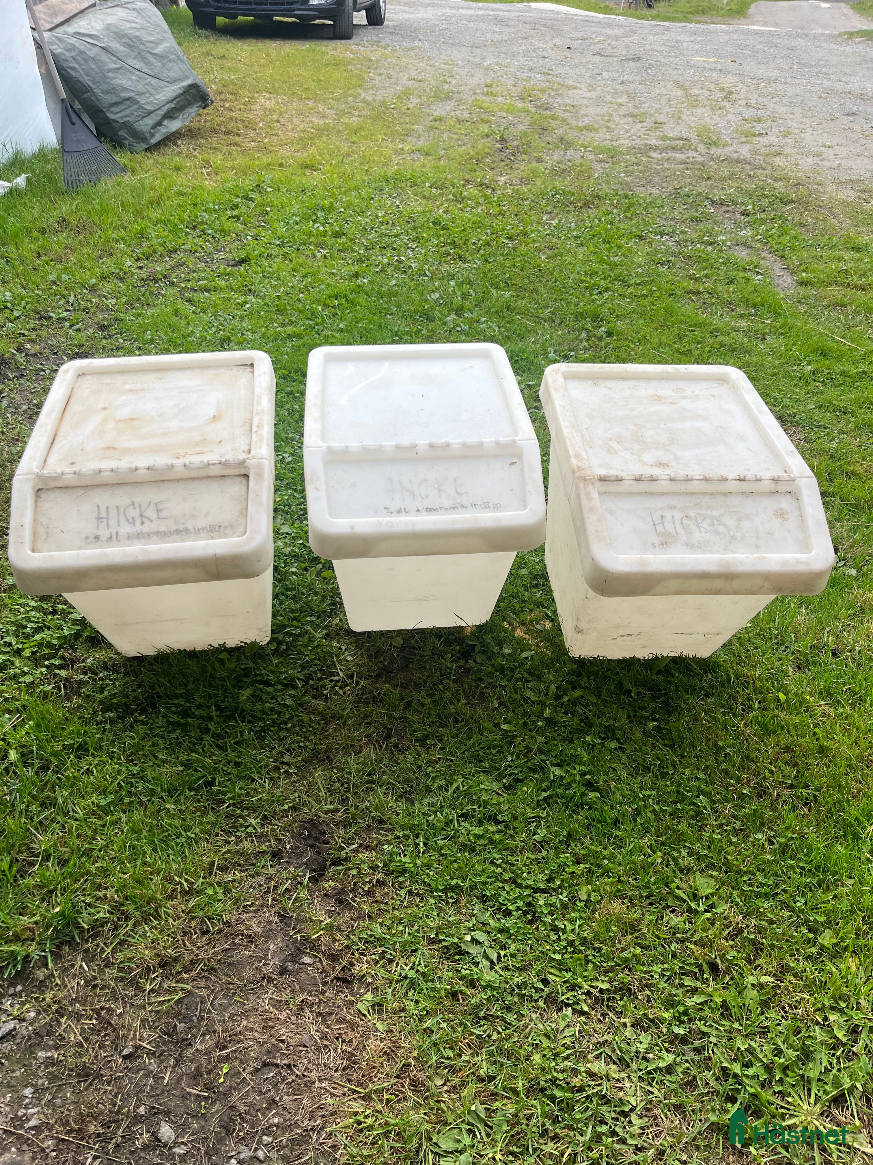 Stallinredning, stängsel & gård övrig utrustning till salu: 3 st stapelbara foderlådor i Åkersberga - Annons 1