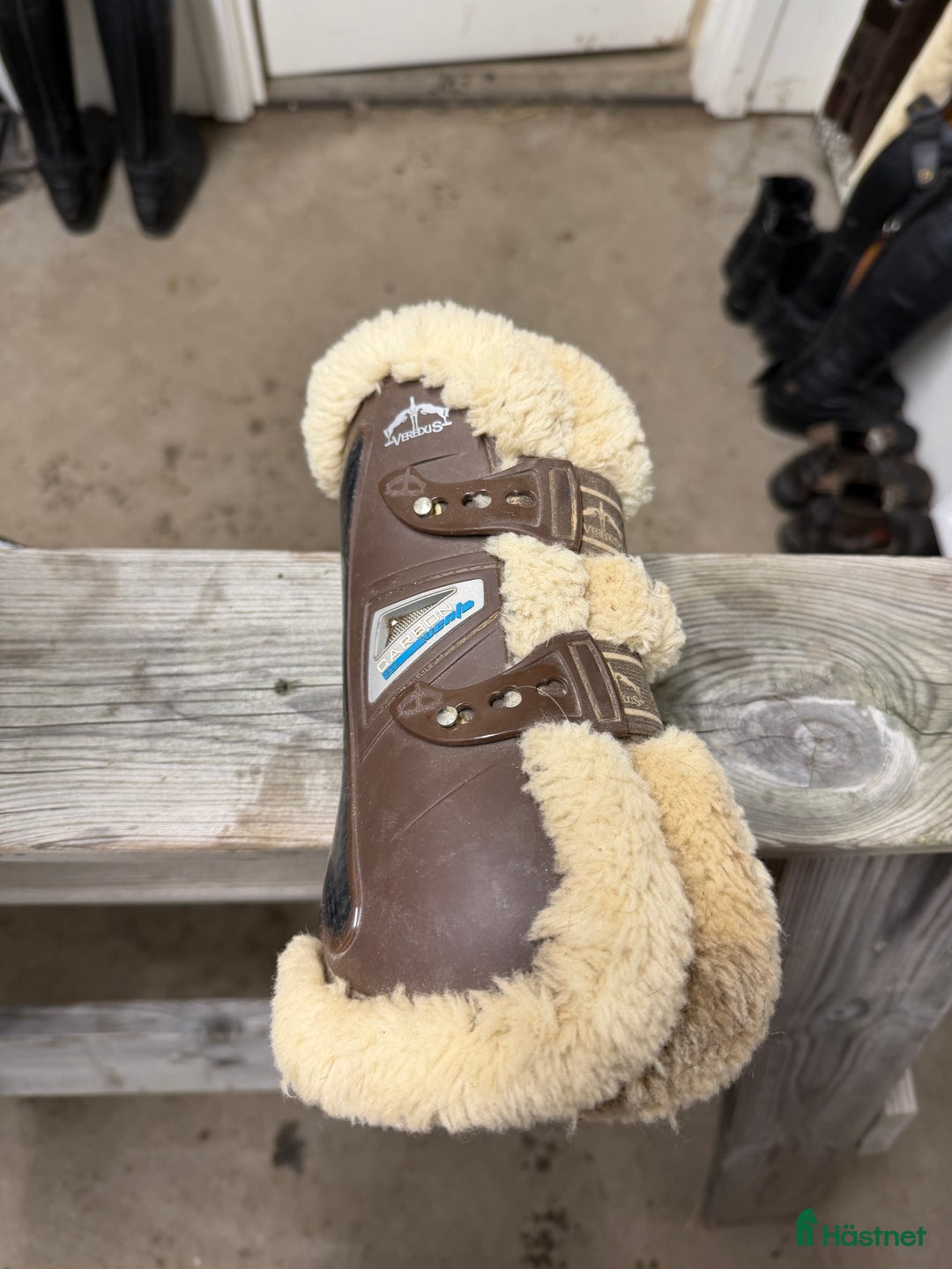 Benskydd hästutrustning till salu: Fina fluff skydd  i Eskilstuna - Annons 1