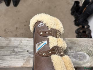 Benskydd hästutrustning till salu: Fina fluff skydd i Eskilstuna - Annons 2