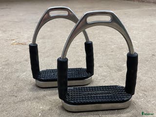 Stigbyglar hästutrustning till salu: Sprenger stigbygel junior i Älmhult - Annons 24