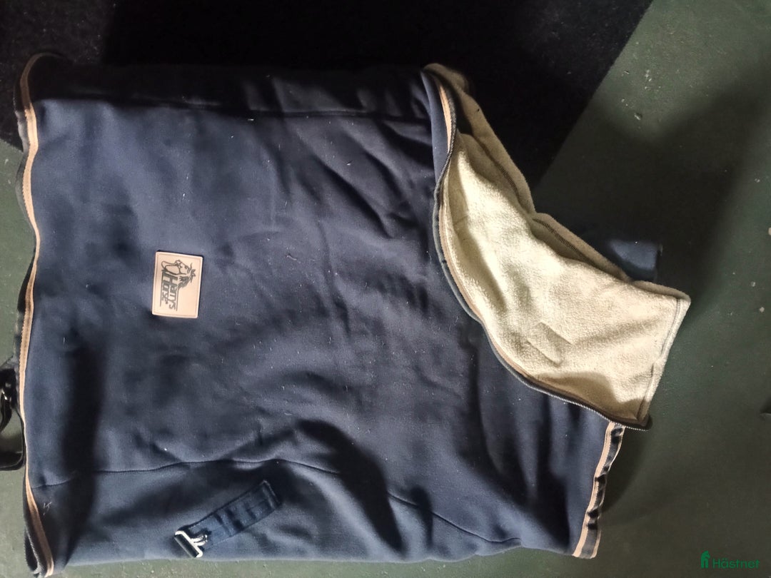 Täcken hästutrustning till salu: Teddy fleece täcke med 1/2 hals i Åmotfors - Annons 2