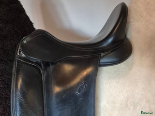 Sadlar hästutrustning till salu: Dressyrsadel Arena - sparsamt använd i Värmdö - Annons 1