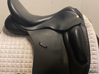 Sadlar hästutrustning till salu: Dressyrsadel Anatomica Cygnus Short Roll 18,5" i Uppsala - Annons 2