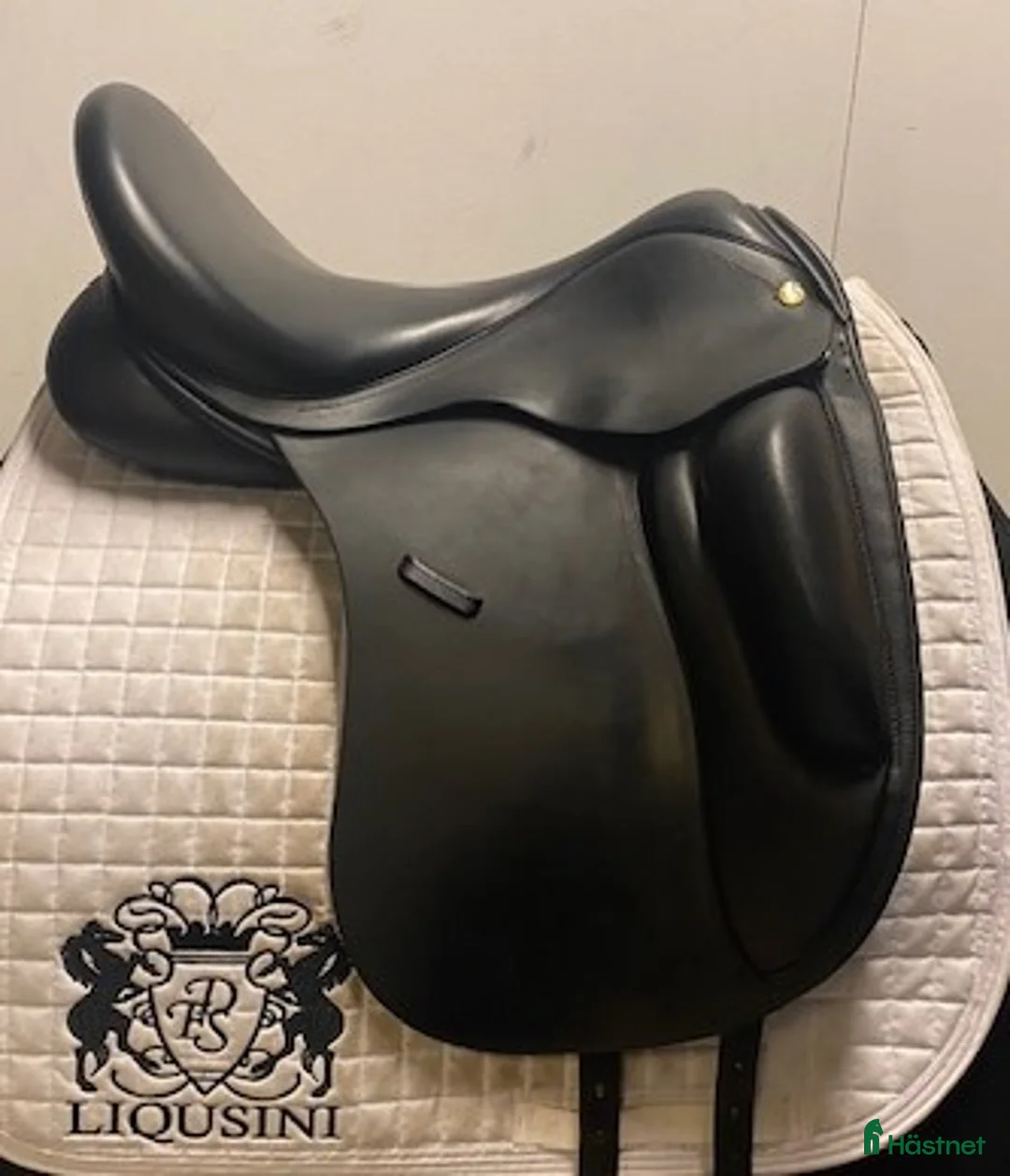 Sadlar hästutrustning till salu: Dressyrsadel Anatomica Cygnus Short Roll 18,5" i Uppsala - Annons 1