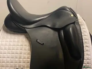 Sadlar hästutrustning Dressyrsadel Anatomica Cygnus Short Roll 18,5" i Uppsala - Annons 3