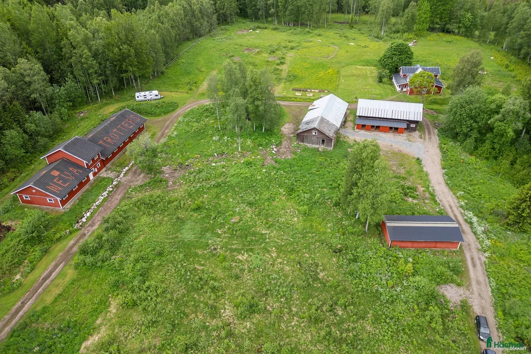  hästgårdar till salu: Hästgård med 11 boxar och extra boarea - Annons 2