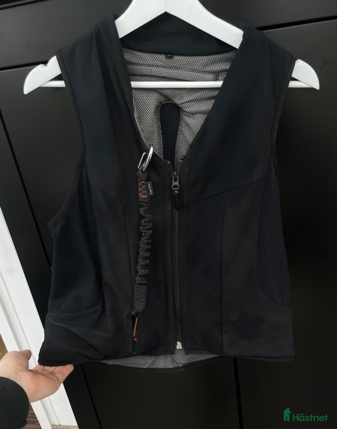 Säkerhetsvästar ryttarutrustning till salu: Freejump Airbagväst M Regular - Annons 3