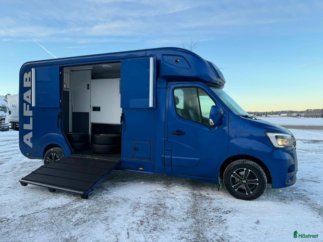 Hästlastbilar  fordon & transport till salu: ALFAB 5 SITS 2023 STUTERI AUTOMAT LÅGA MILTAL i Köping - Annons 4