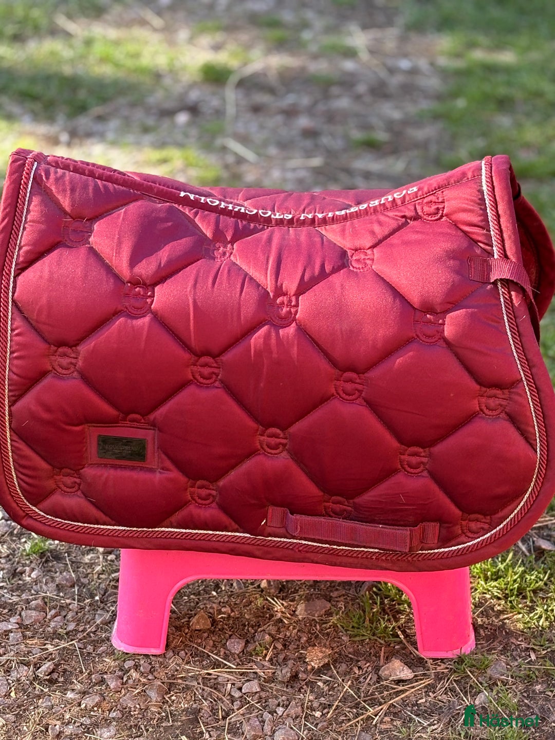 Schabrak & Vojlockar hästutrustning till salu: Es schabrak i vinrött! i Västervik - Annons 2