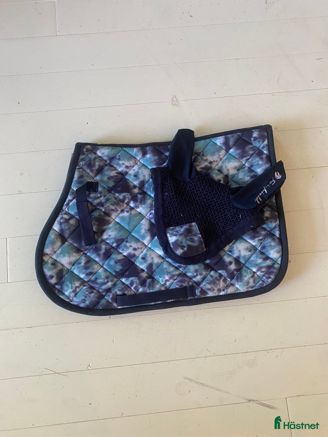 Schabrak & Vojlockar hästutrustning till salu: Matchande schabrak + huva i Lerum - Annons 1