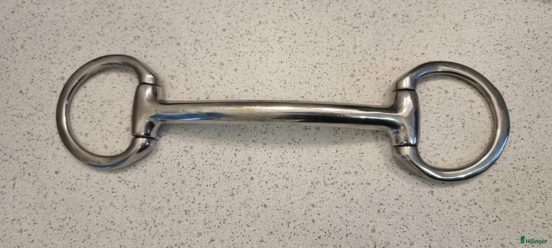 Bett hästutrustning till salu: Rakt bett stl 11,5. Fasta ringar - Annons 1