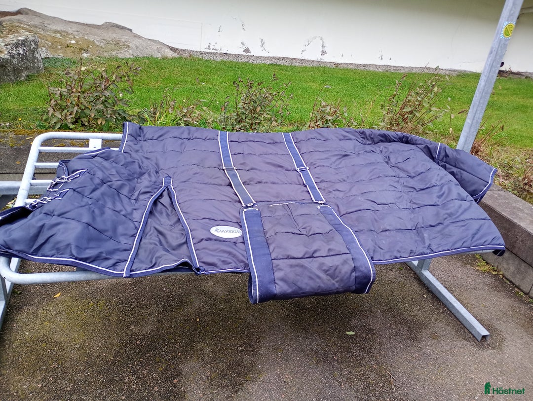 Täcken hästutrustning till salu: Stalltäcke i Strömstad - Annons 1