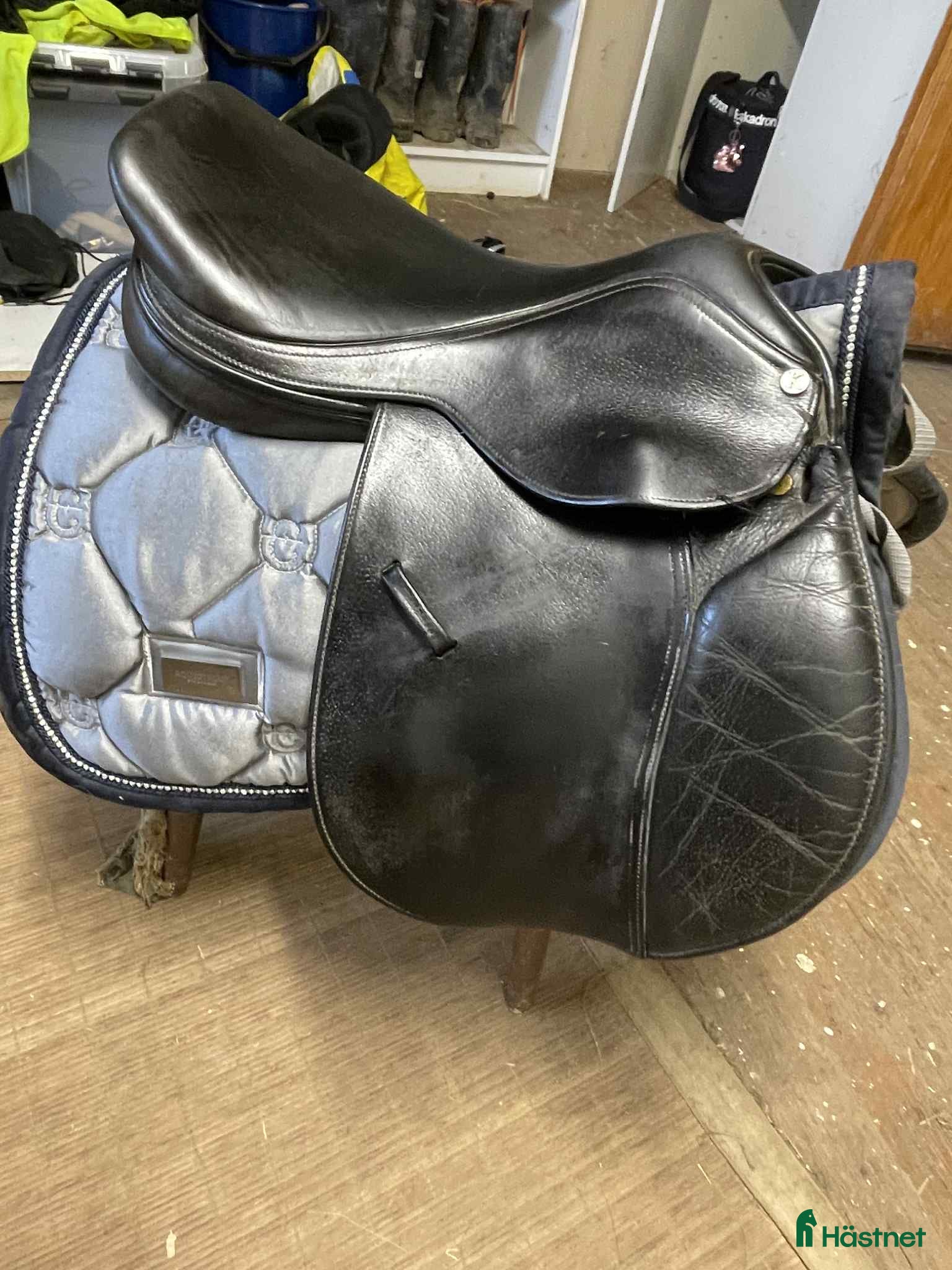 Sadlar hästutrustning Svart ponny sadel Knight 16'' i Heberg - Annons 1