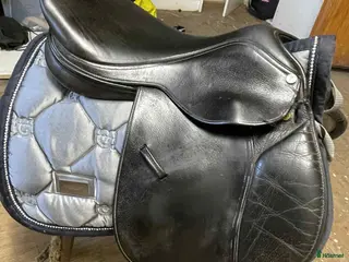 Sadlar hästutrustning Svart ponny sadel Knight 16'' i Heberg - Annons 1