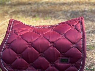 Schabrak & Vojlockar hästutrustning till salu: Es schabrak i vinrött! i Västervik - Annons 1