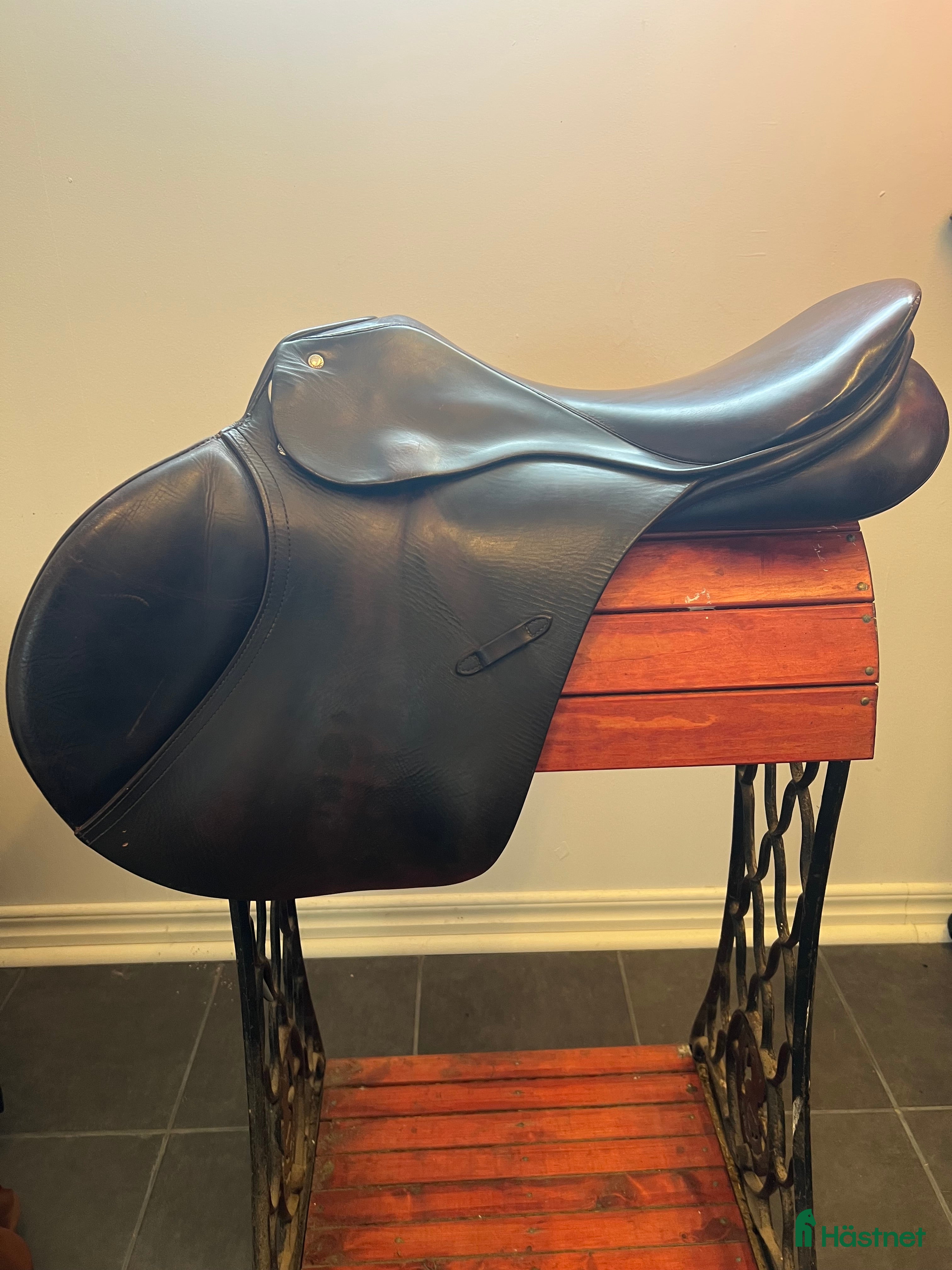 Sadlar hästutrustning till salu: Passier hoppsadel i Kågeröd - Annons 24