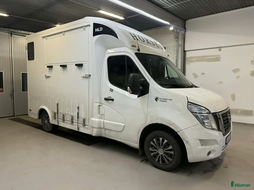 Hästlastbilar  fordon & transport till salu: Hästlastbil - 3 sittplatser och stuteri-inredning i Köping - Annons 1