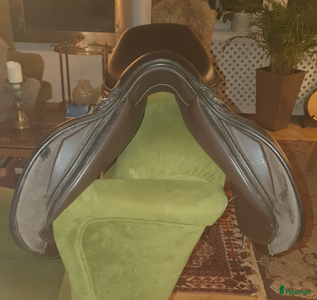 Sadlar hästutrustning till salu: Mycket fin hoppsadel - Annons 5