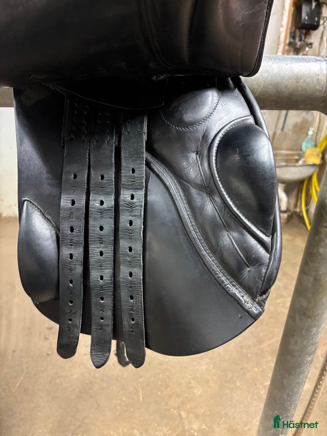 Sadlar hästutrustning till salu: Svart Barnsby hoppsadel  i Vänge - Annons 2