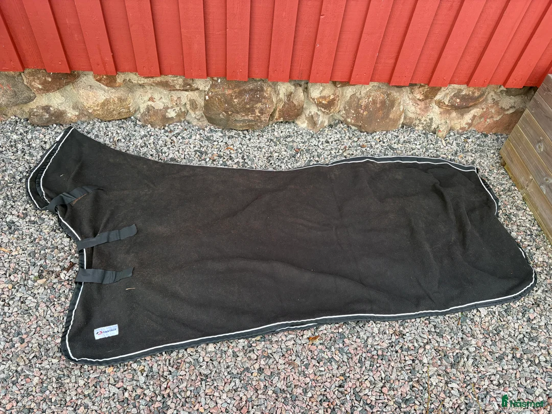 Täcken hästutrustning till salu: Täcken, bandage och transportskydd - Annons 3