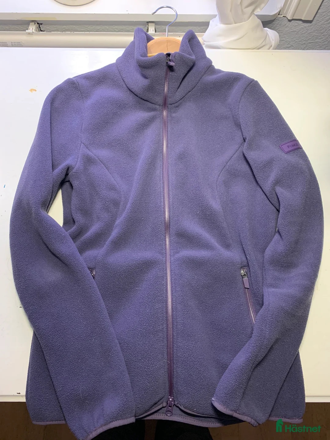 Jackor & Kavajer ryttarutrustning till salu: Så fin lila fleecekofta från Pikeur storlek M  - Annons 4