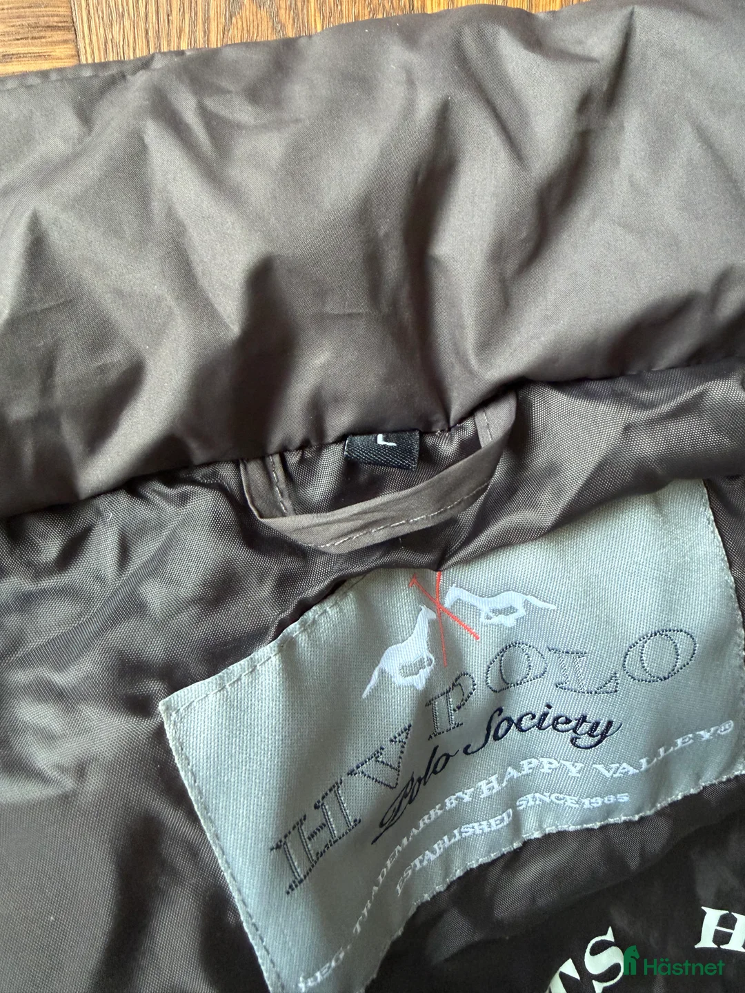 Jackor & Kavajer ryttarutrustning till salu: Jättefin mörkbrun väst HV polo i Göteborg - Annons 2