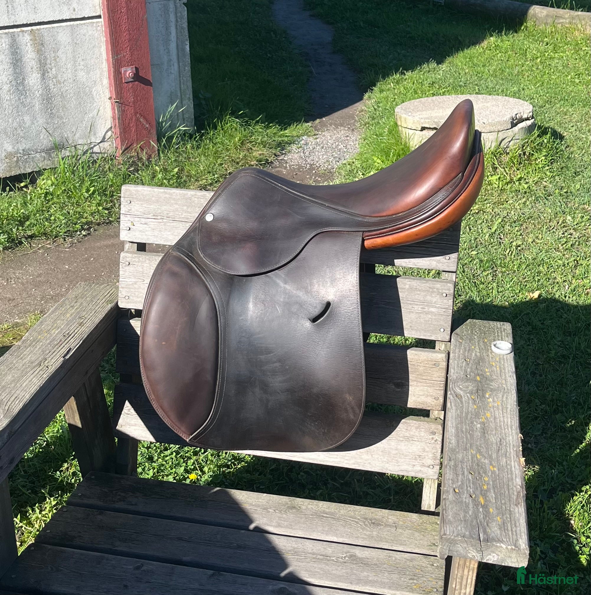 Sadlar hästutrustning till salu: Fin hoppsadel säljes till mycket bra pris  i Nykvarn - Annons 24
