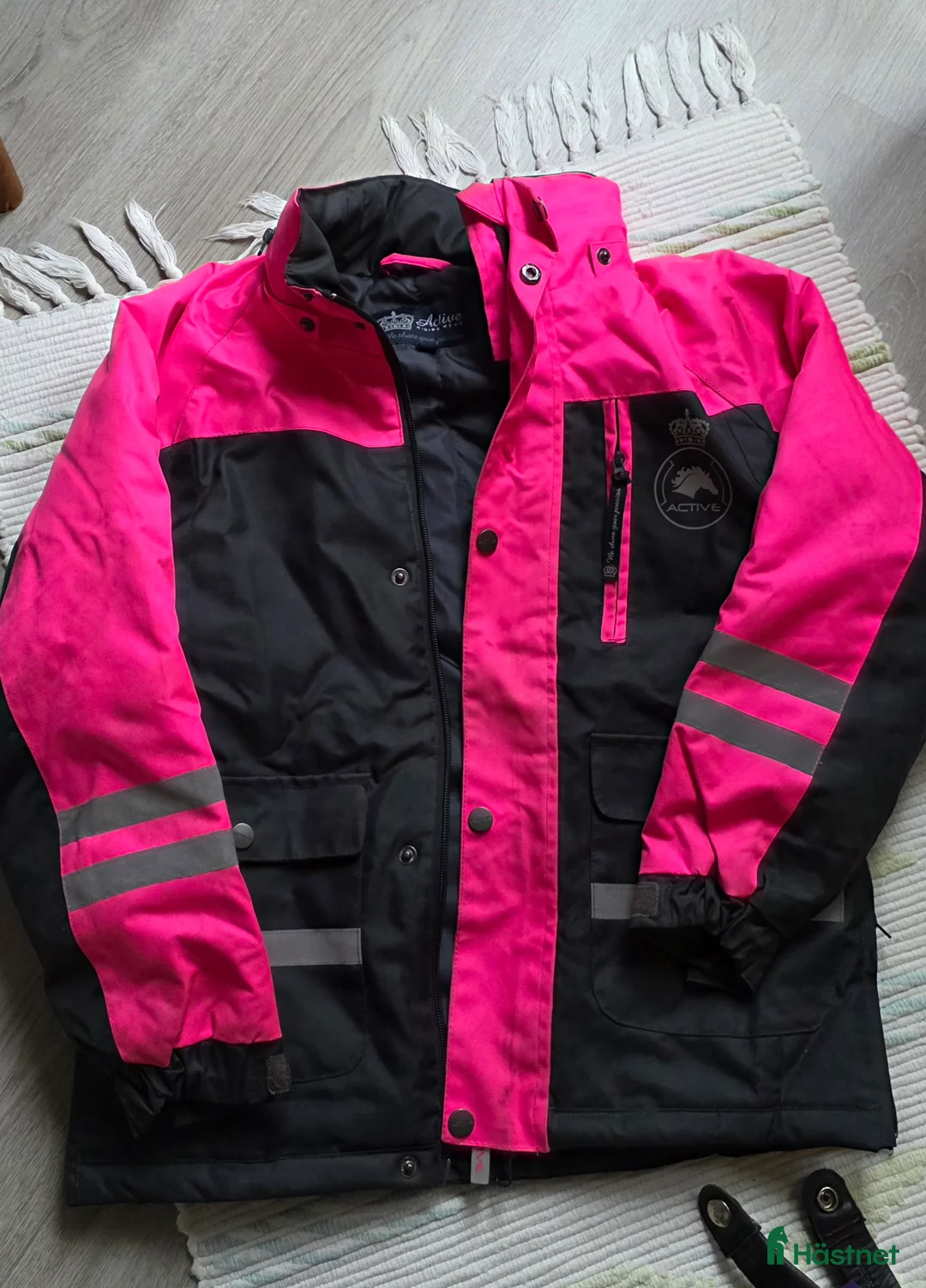 Jackor & Kavajer ryttarutrustning till salu: Säkerhetsjacka, stalljacka , vantar - Annons 2