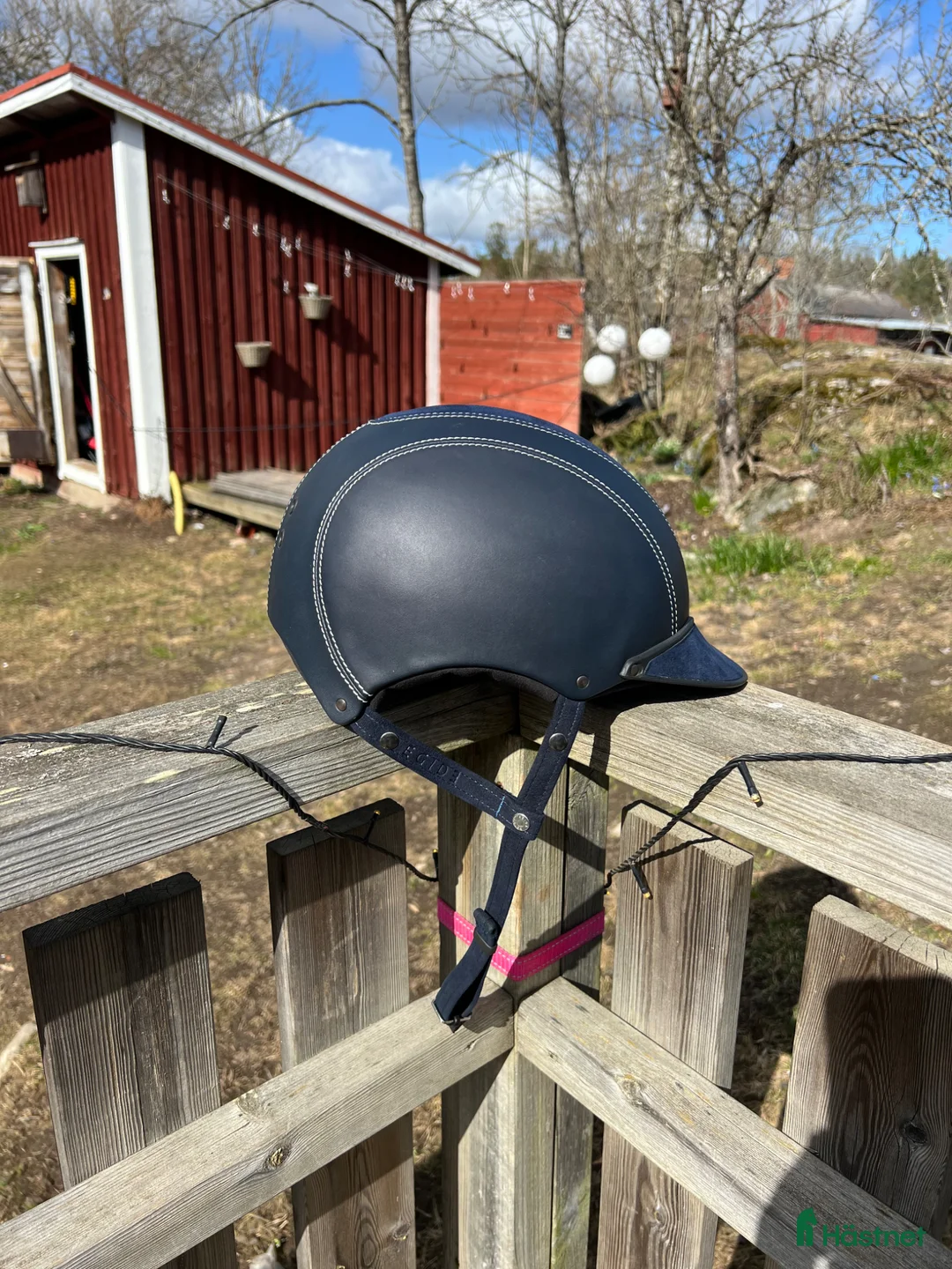 Hjälmar ryttarutrustning till salu: Mycket fin ridhjälm i Valdemarsvik - Annons 2