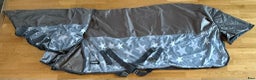 Täcken hästutrustning till salu: Regn-/flugtäcke i Vikingstad - Annons 2