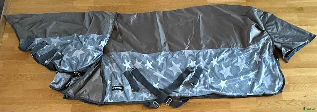 Täcken hästutrustning till salu: Regn-/flugtäcke i Vikingstad - Annons 2