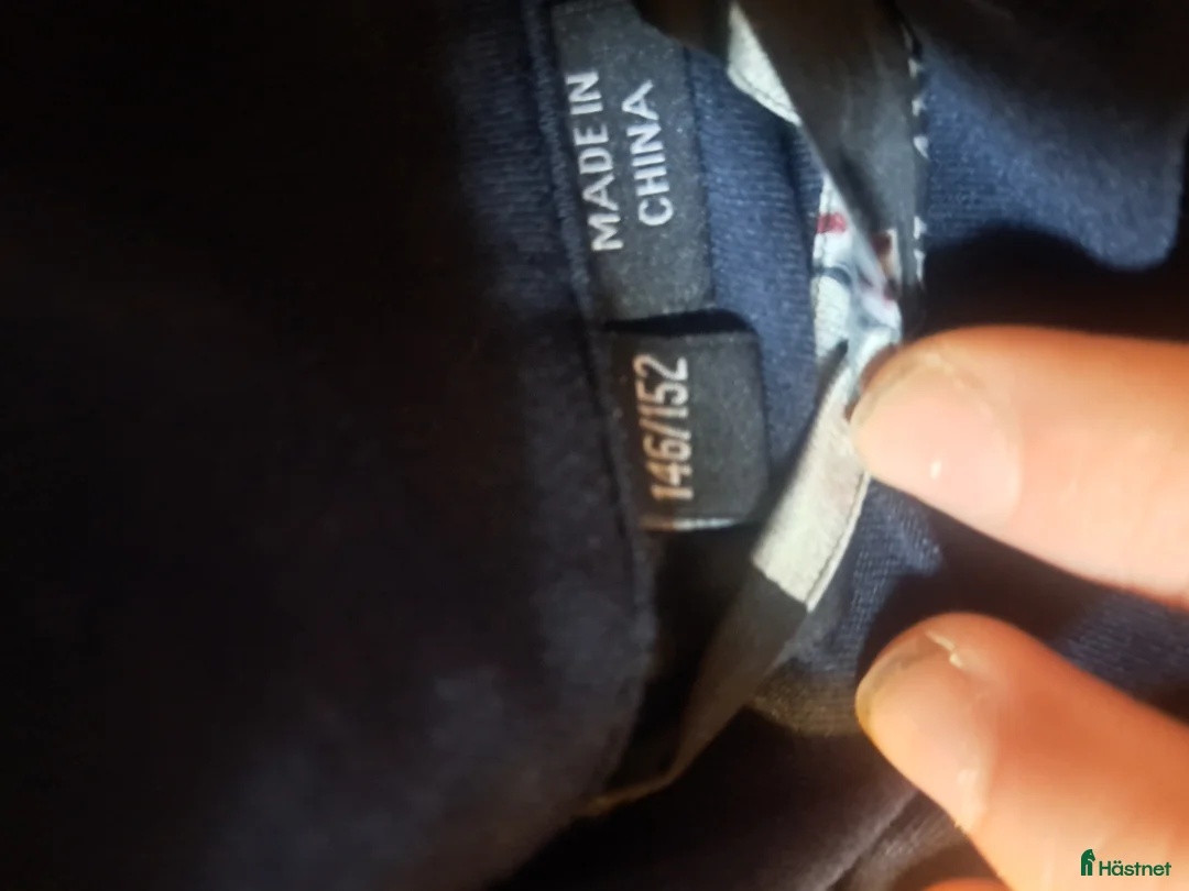 Jackor & Kavajer ryttarutrustning till salu: Fin tunn tröja i Näsum - Annons 3