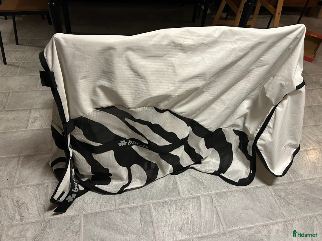 Täcken hästutrustning till salu: Bucas flugtäcke - Annons 1