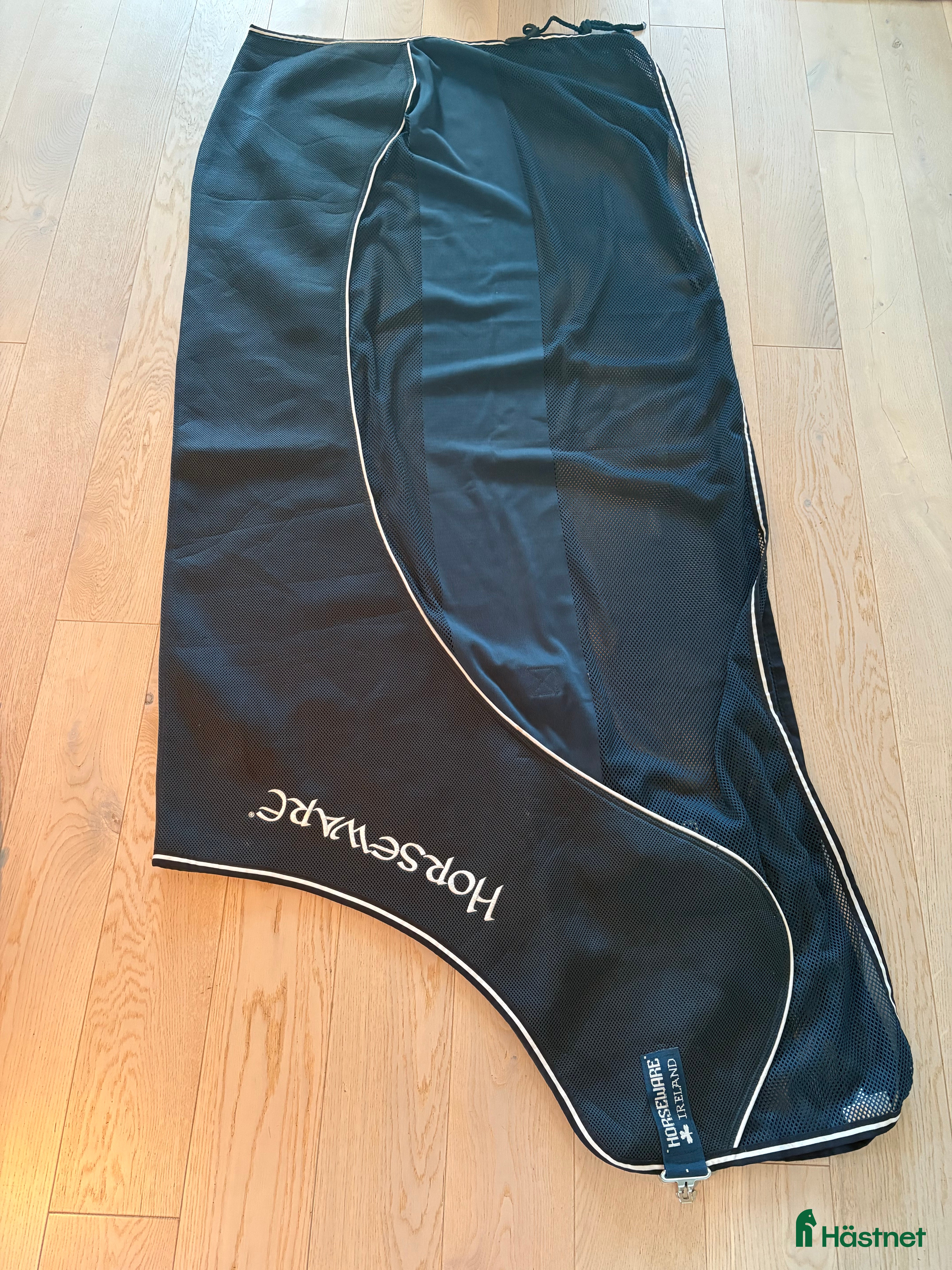 Täcken hästutrustning till salu: Horseware Rambo Show Net Cooler i Nacka - Annons 3