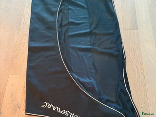 Täcken hästutrustning till salu: Horseware Rambo Show Net Cooler i Nacka - Annons 1