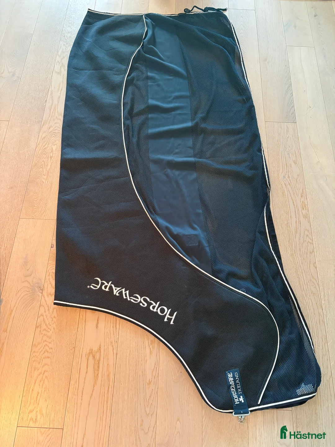 Täcken hästutrustning till salu: Horseware Rambo Show Net Cooler i Nacka - Annons 1