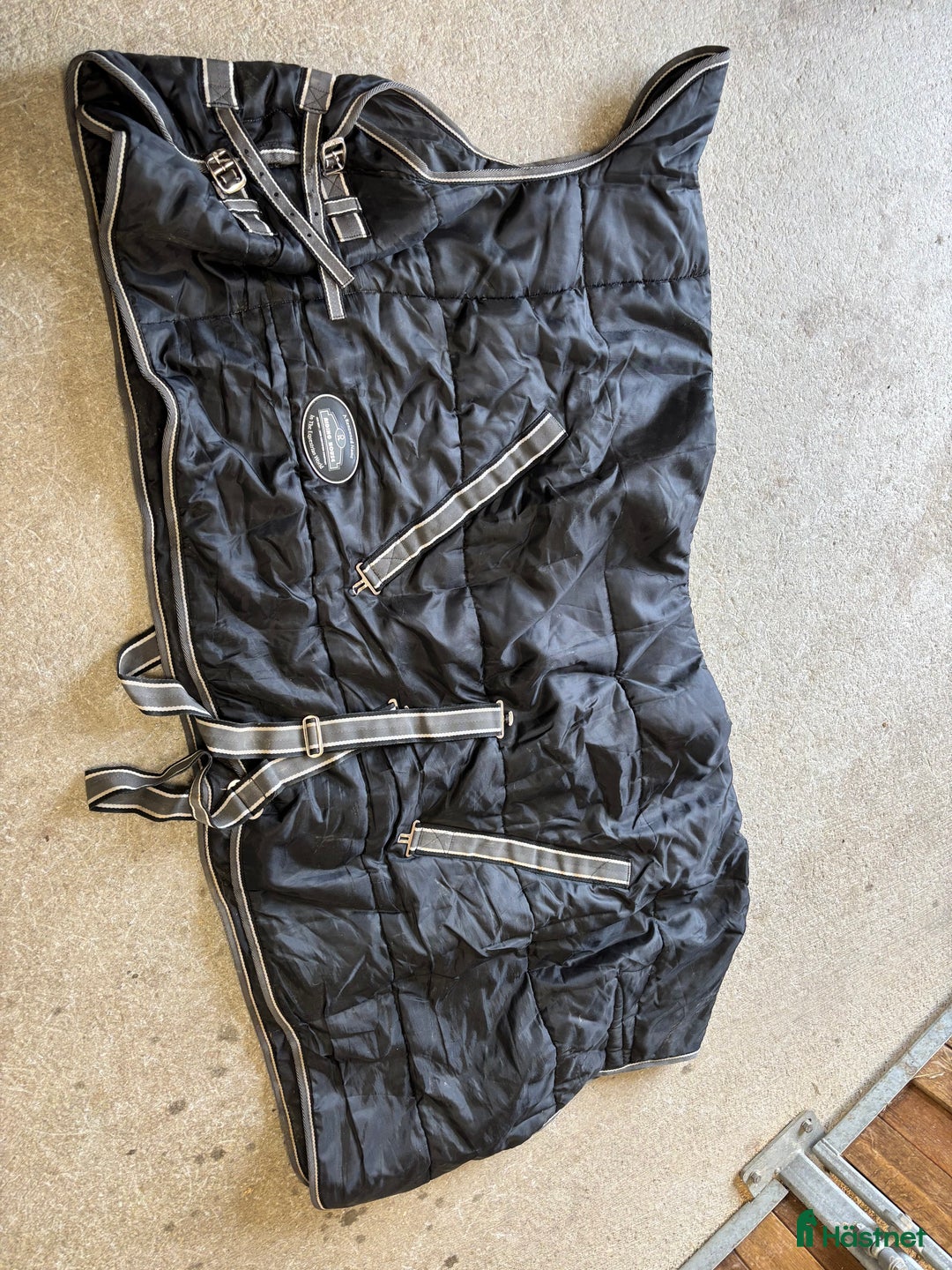 Täcken hästutrustning till salu: Stalltäcke, 145 i Brottby - Annons 1