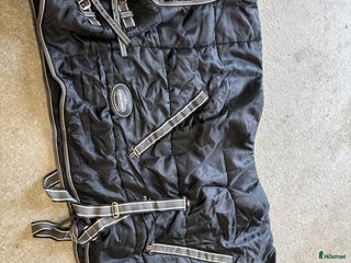 Täcken hästutrustning till salu: Stalltäcke, 145 i Brottby - Annons 1